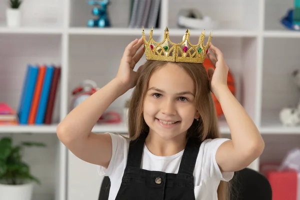 Felice bambino indossare regina corona a scuola in classe — Foto Stock