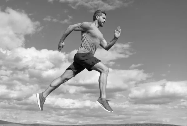 Здоровий спортсмен з м'язистим тілом, працює в спортивному одязі на фоні неба, спорт — стокове фото