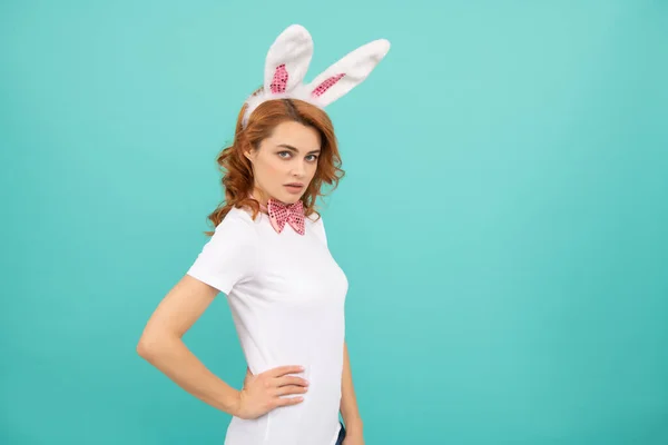 Pâques femme avec des oreilles de lapin sur fond bleu — Photo