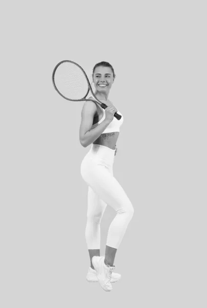Donna sportiva tennista con corpo in forma in abbigliamento sportivo tenere racchetta badminton, sport. — Foto Stock