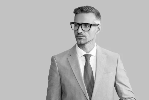 Hombre de negocios maduro en chaqueta elegante y gafas graduadas sobre fondo gris, espacio para copiar, ropa formal —  Fotos de Stock