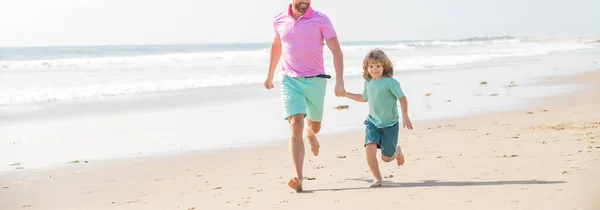 Cropped father and son run on summer beach, happiness — Stockfoto