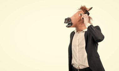 At kafası ve iş elbisesi giymiş bir işadamı cep telefonuyla konuşur. Beyazlar izole edilmiş, iletişim halinde.