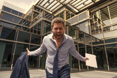 CEO depresyonda ağlıyor. duygusal acıdan muzdarip. Şok olmuş ve öfkeli görünüyorsun.