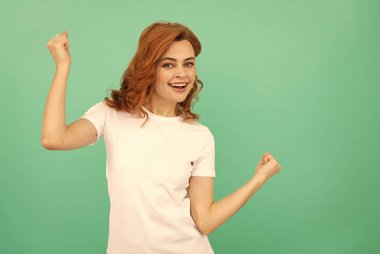 Eğleniyorum. Kıvırcık saçlı mutlu kadın dans ediyor. Güzellik ve moda. Kadın model.