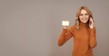Telefonla kredi kartıyla öde. Akıllı telefondan konuşan mutlu kadın şov kartı. İnternetten al