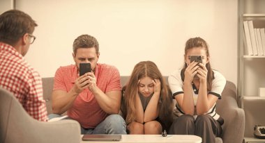 Telefon bağımlısı çocuk, anne ve babası psikolog sorunları çözüyor, bağımlılık yapıyor.