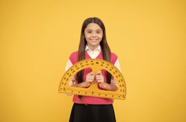 Geometri favori konusu. Eğitim konsepti. Boyutunu ölçün. iletkeni olan çocuk.