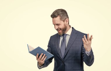 İş adamı kılığındaki mutlu iş adamı beyaz iş edebiyatı okuyor, mutluluk içinde.