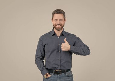 Onay ya da memnuniyet göstergesi. Mutlu adam başparmağını kaldırır. Onaylama konsepti. Onaylandı