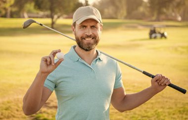 Yeşil çimlerde golf oynayan mutlu adam, golf oynuyor.