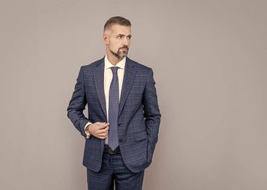 İş adamı kılığındaki başarılı iş adamı, kopyalama alanı, iş başarısı