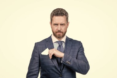 Kıdemli yönetici resmi ceketin cebinden kimlik kartı, kimlik kartı, kopyalama alanı çıkardı.