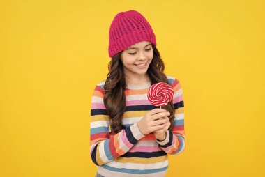 Çok tatlı. Tatlı çocukluk hayatı. Diş bakımı konsepti. Tatlı düşkünü. Mutlu genç kız lolipopu tut