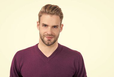 Yakışıklı ve bunu o da biliyor. Beyaz tenli yakışıklı adam. Erkekler tımar ediliyor. Moda berber dükkanı