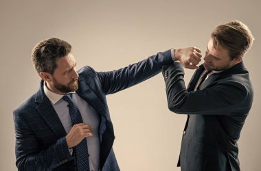 İki kızgın iş adamı iş rekabeti ve iş nakavtı yüzünden kavgaya tutuşuyor..