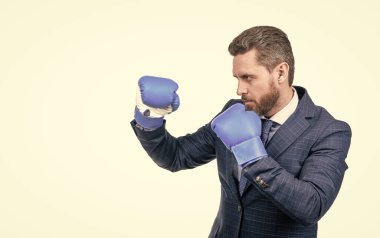 Takım elbiseli ve boks eldivenli kendine güvenen işadamı beyaz fotokopi alanında izole edilmiş, nakavt.