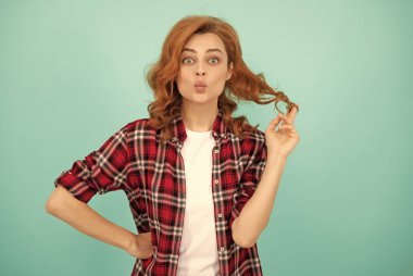 Kareli gömlekli kadın model. Gülümseyen genç kızın güzel görünüşü. Kızıl saçlı kadın..