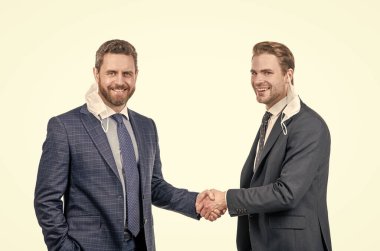 Başarılı pazarlıklar. Hoş geldiniz. Maskeli iki adam el sıkışıyor. İş adamları toplantıda.