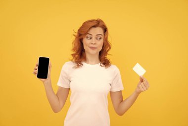 Evden alışveriş. Siber pazartesi. Hızlı polis ödemesi. Şaşkın kız akıllı telefon gösterisi.