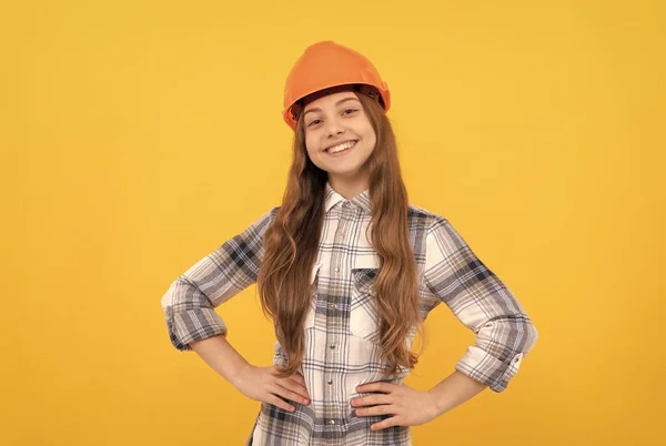 Gelukkig tiener meisje in helm en geruit shirt, bouwer — Stockfoto
