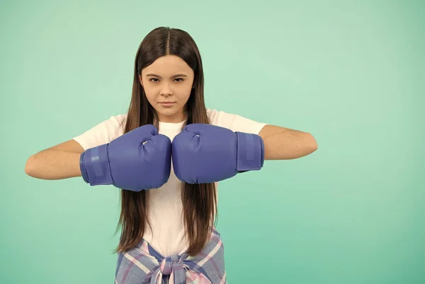 Boxeur enfant confiant dans des gants de boxe pendant l'entraînement sportif, espace de copie, détermination — Photo