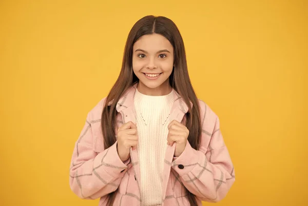 Ευτυχισμένο κορίτσι παιδί φορούν ροζ καρό πουκάμισο, στυλ — Φωτογραφία Αρχείου