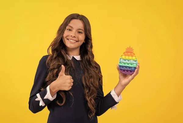 Habilidades motoras. Divirta-se. polegar para cima. sorrindo criança brincar com brilhante popit fidget. — Fotografia de Stock