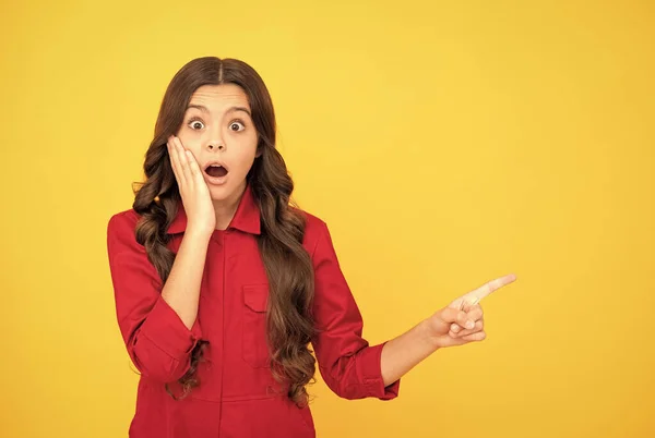 Meglepett gyerek lány ujjal mutogatás másolási hely reklám, bejelentés — Stock Fotó