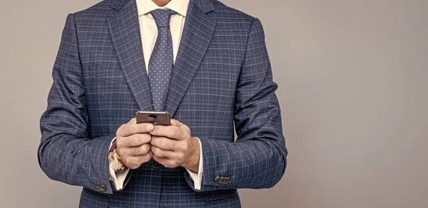 Cropped businessman man in suit typing text message on phone, copy space, business communication — Stock Photo, Image