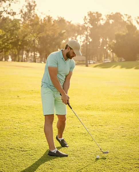 Jogar golfe em boné com clube de golfe, recreação — Fotografia de Stock