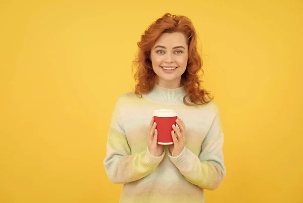 Mañana inspiración. Chica bebiendo té. mujer sostenga taza de plástico. Buenos días. expresar felicidad. — Foto de Stock