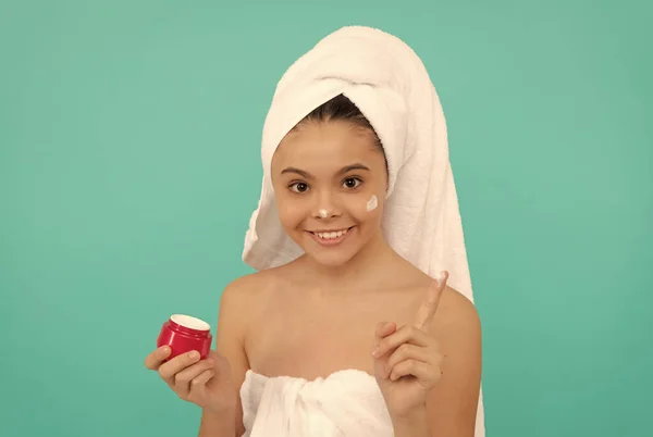 Gelukkig tiener meisje in bad toren van toepassing lichaam cosmetische, cosmetische — Stockfoto