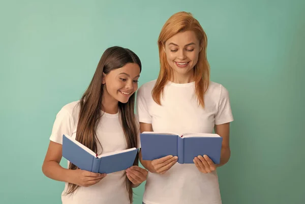 Usmívající se školní žák a studentské učebnice, zpět do školy — Stock fotografie