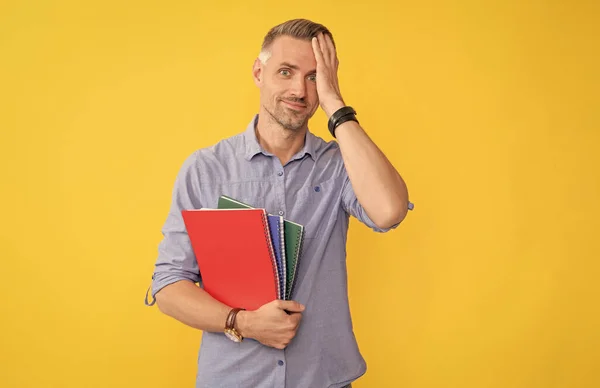 Užaslý muž držet školní zápisník nebo plánovač, univerzita — Stock fotografie