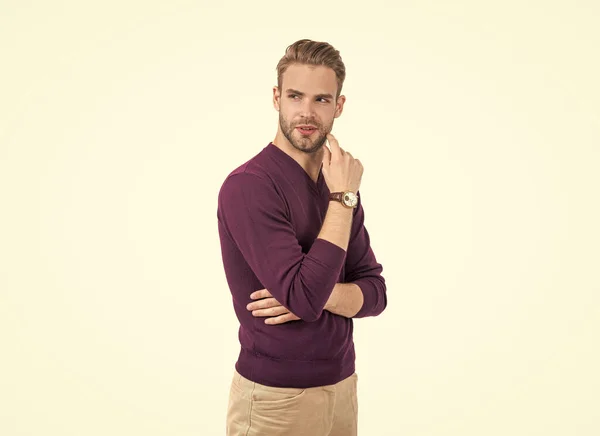 Hombre joven soltero usa jersey violeta con pantalones casuales aislados en blanco, soltero —  Fotos de Stock