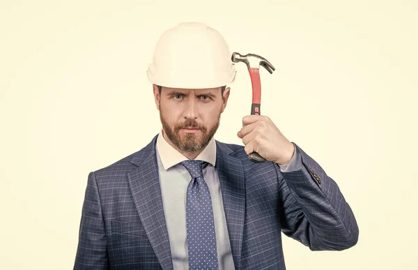 Bouwkundig ingenieur raakte beschermende helm met hamer geïsoleerd op wit, veiligheid — Stockfoto