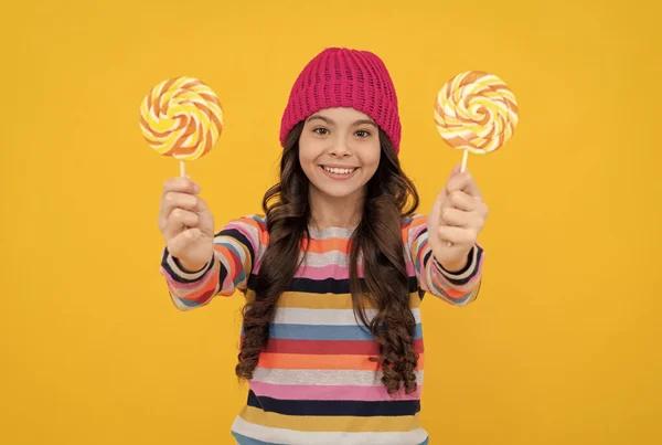Boldog gyerek lány hold nyalóka édes, szelektív fókusz, édességbolt — Stock Fotó