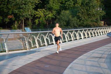 Kaslı gövdesi olan enerjik bir koşucu.