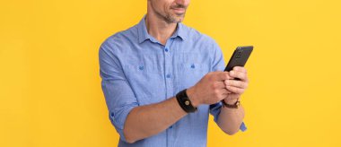 Çevik iş. Kablosuz kulaklıklı yakışıklı adam. İş adamı kulaklık kullanıyor.