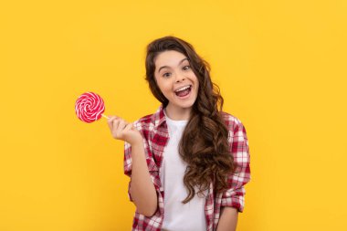 Lolipop çocuk. Uzun kıvırcık saçlı hippi çocuk lolipopu tutuyor. Çubukta şeker.