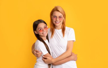 Anne ve kızı güneş gözlüğü takıyor. Güzellik ve moda. Kadın model..