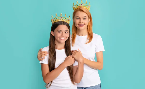 Happy woman mother hug daughter child wearing crowns blue background, prom — 스톡 사진