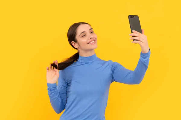 Smiling woman making selfie photo on smartphone, selfie — Stockfoto
