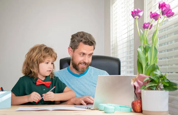 Educación en el hogar y elearning. de vuelta a la escuela. sorprendido padre e hijo utilizan la computadora en casa. — Foto de Stock