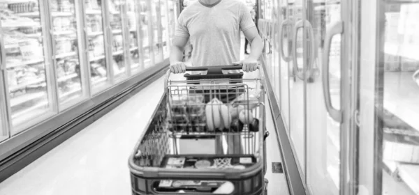 Hombre recortado con carrito de la compra de alimentos en la tienda de comestibles, compras —  Fotos de Stock