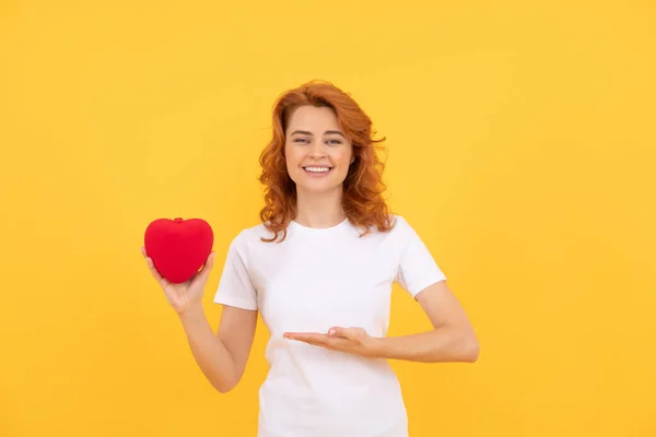 Valentines sale. portrait of girl presenting heart. happy valentines day. be my valentine. — Stok fotoğraf