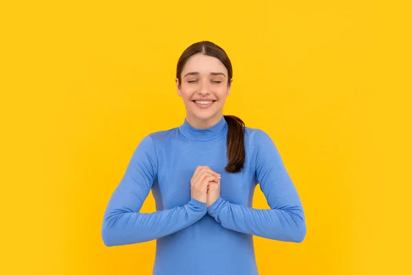 Dromerige vrouw portret op gele achtergrond, maken wens — Stockfoto