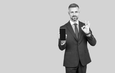 Reklam sunumu. kopyalama alanı. Telefon ekranı sunan adam.