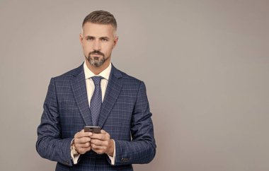 Modern iletişim teknolojisi. Blogcu adam telefon kullanıyor. Profesyonel CEO çevrimiçi çalışıyor..